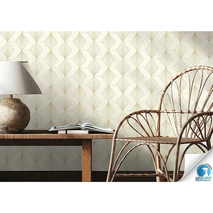 A.S. Création Designdrop Vliestapete Grafik - Creme-Gold, Grafisch, 10,05 x 0,53 m - Nahaufnahme einer stilvollen Tapete mit geometrischem Muster in Goldtönen, die ein elegantes Ambiente schafft.