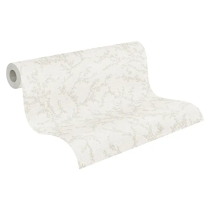 A.S. Création Hygge 3 Vliestapete Ranken - Creme-Beige-Braun, Floral, 10,05 x 0,53 m - Nahaufnahme einer Rolle Vliestapete mit floralem Muster in Cremeweiß und zarten Grauabstufungen, ideal für eine elegante Wandgestaltung.