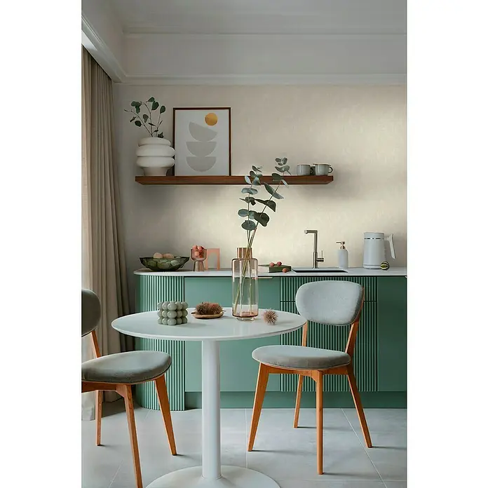 A.S. Création Cosmoliving by Cosmopolitan Vliestapete Blätter - Creme-Grau-Grün, Floral, 10,05 x 0,53 m - Einladender Essbereich mit mintgrünen Möbeln, hellem Holzboden und modernem Tisch. Die Stühle sind aus Holz und mit hellgrauem Stoff bezogen.