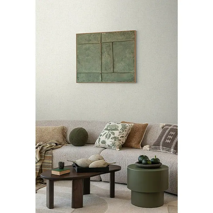 A.S. Création Cosmoliving by Cosmopolitan Vliestapete - Hellgrau, Uni, 10,05 x 0,53 m - Einladender Wohnbereich mit strukturiertem Sofa, dekorativen Kissen und einem stilvollen Couchtisch mit Deko-Objekten. Kunstwerk an der Wand.