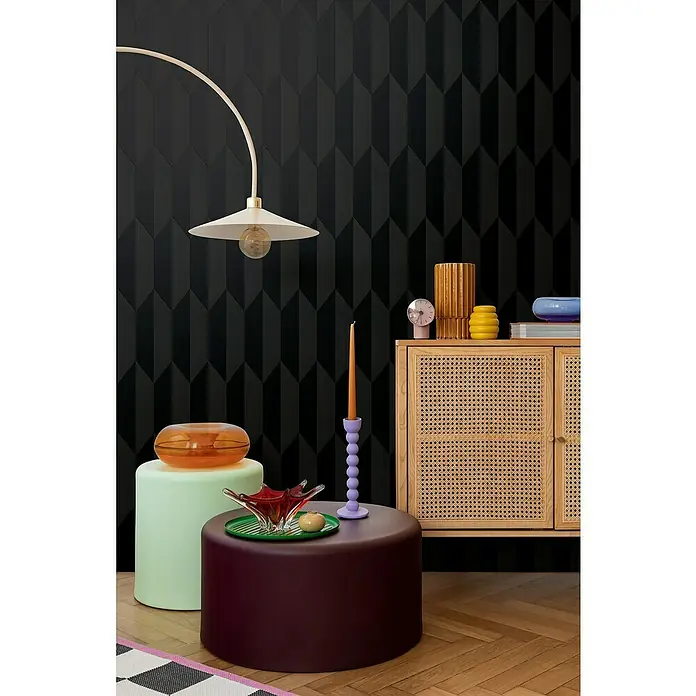 A.S. Création Cosmoliving by Cosmopolitan Vliestapete 3D-Grafik - Schwarz-Metallic, Grafisch, 10,05 x 0,53 m - Einrichtungsidee mit modernen Möbeln und dekorativen Elementen, darunter ein stylischer Schrank und farbige Akzente.