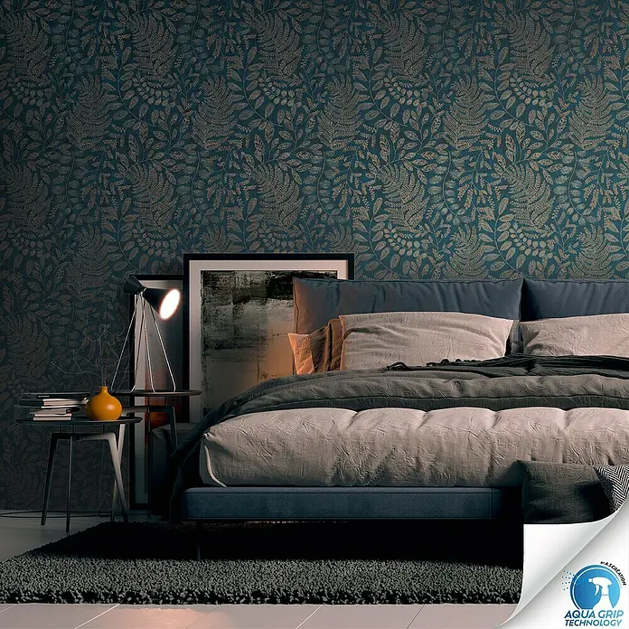 A.S. Création Designdrop Vliestapete Blätter - Blau-Kupfer, Floral, 10,05 x 0,53 m - Schlafzimmer mit A.S. Création Tapete mit floralem Muster in Blau- und Goldtönen für eine stilvolle Atmosphäre.