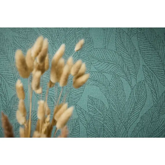 A.S. Création Cosmoliving by Cosmopolitan Vliestapete Blätter - Grün-Blau, Floral, 10,05 x 0,53 m - Detailaufnahme einer blauen Tapete mit Federmuster, im Vordergrund verschwommene Trockenblumen. Elegantes Wanddekor für stilvolle Räume.