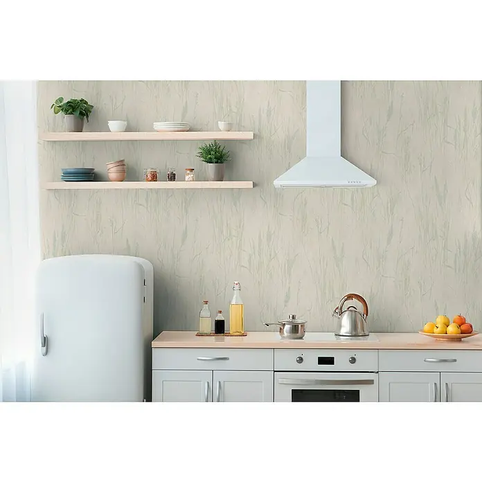 A.S. Création Hygge 3 Vliestapete Floral - Creme-Blau-Grün, Floral, 10,05 x 0,53 m - Küchenszene mit Fokus auf einer eleganten Arbeitsfläche, einem Herd und einer Dunstabzugshaube vor einer strukturierten Tapetenwand.