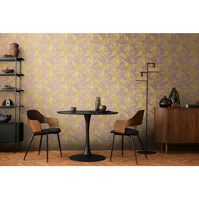 A.S. Création Cosmoliving by Cosmopolitan Vliestapete Blätter - Lila-Gold-Braun, Floral, 10,05 x 0,53 m - Elegantes Esszimmer mit modernem Tisch und Stühlen vor einer stilvollen Tapete, ergänzt durch eine dekorative Anrichte und Regal.