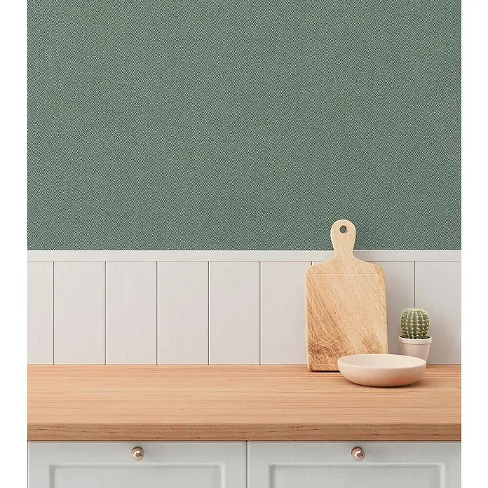 A.S. Création Hygge 3 Vliestapete - Grün I, Uni, 10,05 x 0,53 m - Küchen-Stillleben mit Schneidebrett, Schale und Kaktus auf einer hellen Holzfläche vor einer grünen Wand. Natürliche Materialien und sanfte Farben dominieren.