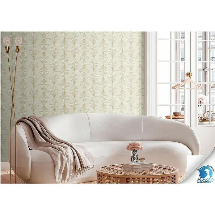 A.S. Création Designdrop Vliestapete Grafik - Creme-Gold, Grafisch, 10,05 x 0,53 m - Nahaufnahme eines stilvollen Wohnzimmers mit einem weißen Sofa und einer gemusterten Tapete.