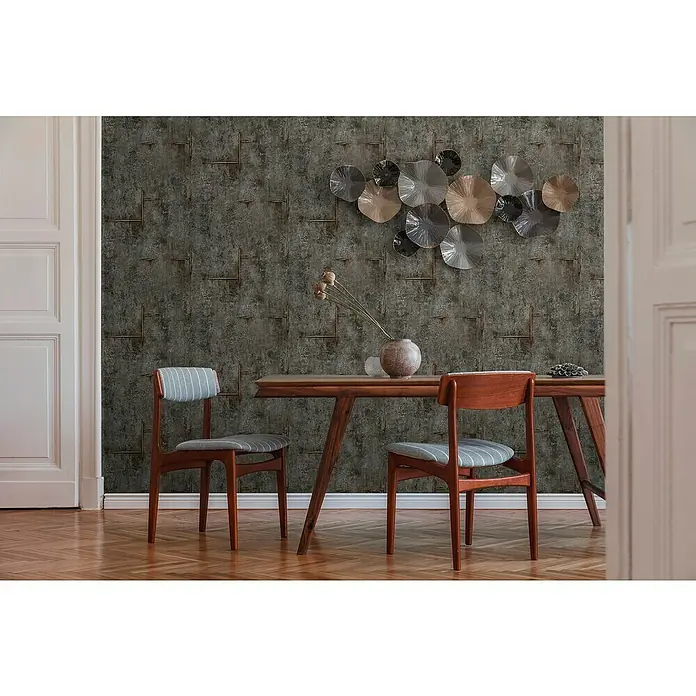 A.S. Création Cosmoliving by Cosmopolitan Vliestapete Beton - Grau-Braun-Schwarz, Betonoptik, 10,05 x 0,53 m - Esszimmer mit Holztisch und Stühlen vor einer Wand mit auffälliger Dekoration. Das moderne Design schafft eine warme Atmosphäre.