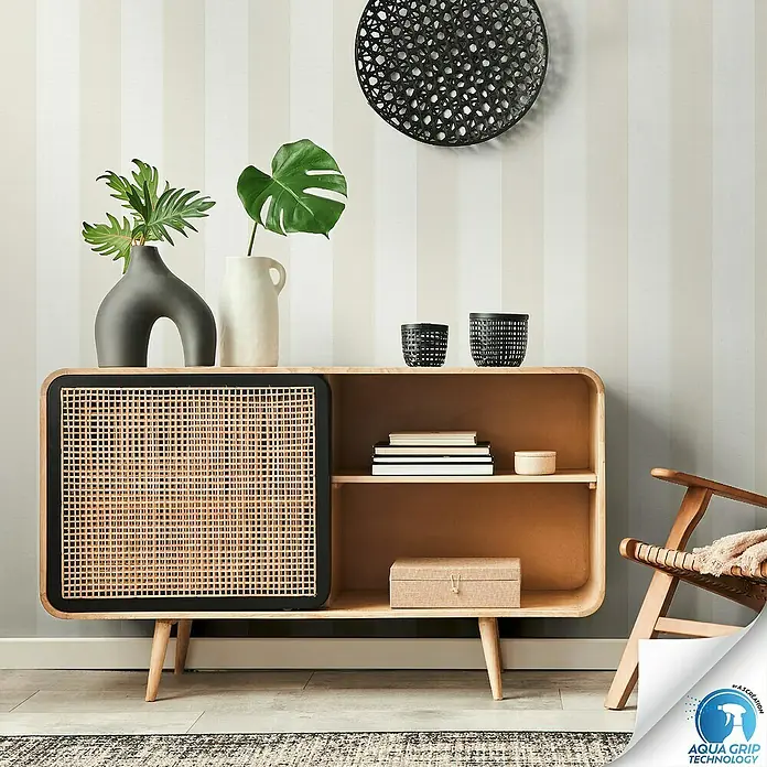 A.S. Création Designdrop Vliestapete - Creme-Beige, Streifen, 10,05 x 0,53 m - Elegantes Sideboard aus Holz mit Rattangeflecht-Akzenten. Ein stilvolles Möbelstück für moderne Wohnräume mit viel Stauraum.