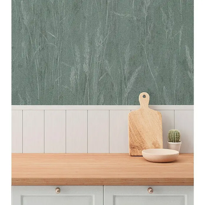 A.S. Création Hygge 3 Vliestapete Floral - Grün-Metallic, Floral, 10,05 x 0,53 m - Hölzernes Schneidebrett auf einer Küchentheke, perfekt für die Zubereitung von Mahlzeiten und stilvolles Servieren.
