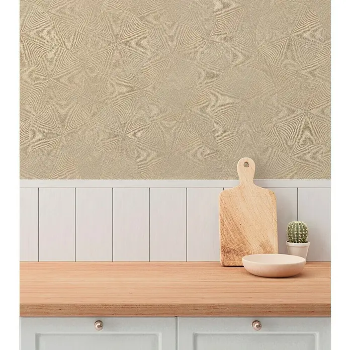 A.S. Création Hygge 3 Vliestapete Kreise - Beige-Orange, Grafisch, 10,05 x 0,53 m - Küchendekoration mit Schneidebrett, Schale und Kaktus vor einer Wand mit Kreisornamenten.