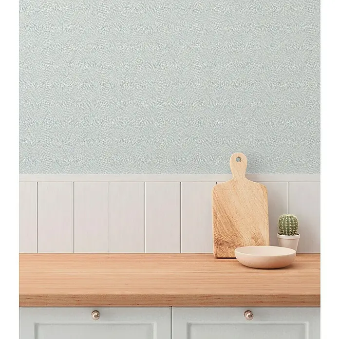 A.S. Création Hygge 3 Vliestapete - Hellblau, Uni, 10,05 x 0,53 m - Dieses Bild zeigt eine hölzerne Arbeitsplatte mit einem Schneidebrett, einer Schüssel und einem Kaktus.