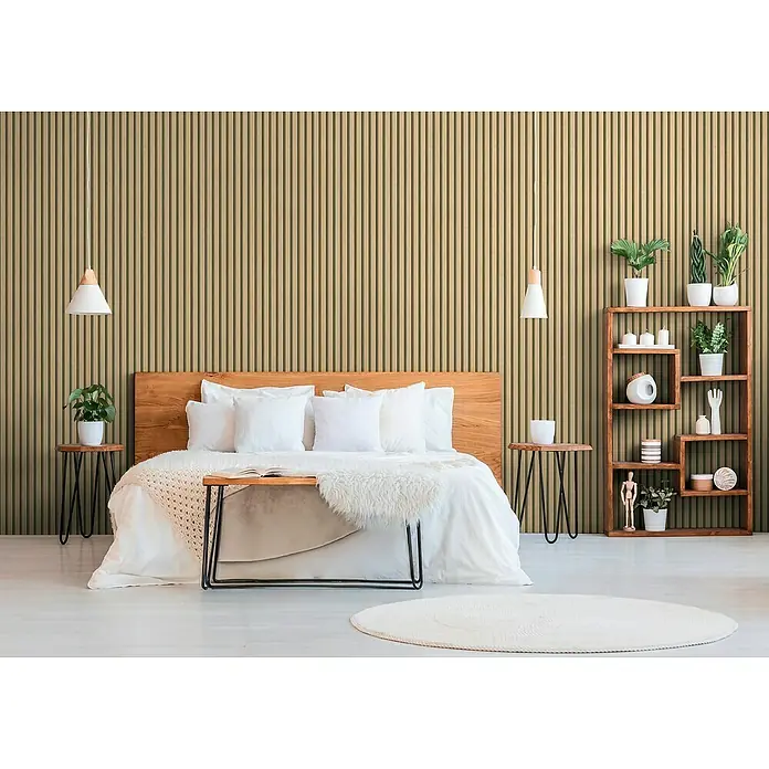 A.S. Création Hygge 3 Vliestapete Paneele - Beige-Metallic, Holzoptik, 10,05 x 0,53 m - Schlafzimmer mit Holzwandpaneelen, Bett mit weißen Kissen, zwei Nachttischen und einem Bücherregal mit Pflanzen.