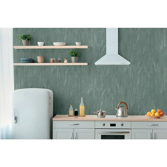 A.S. Création Hygge 3 Vliestapete Floral - Grün-Metallic, Floral, 10,05 x 0,53 m - Einladende Küchendekoration mit zwei Regalen an einer mit Mustern versehenen Wand, einem Kühlschrank und einem Herd mit Kochutensilien.