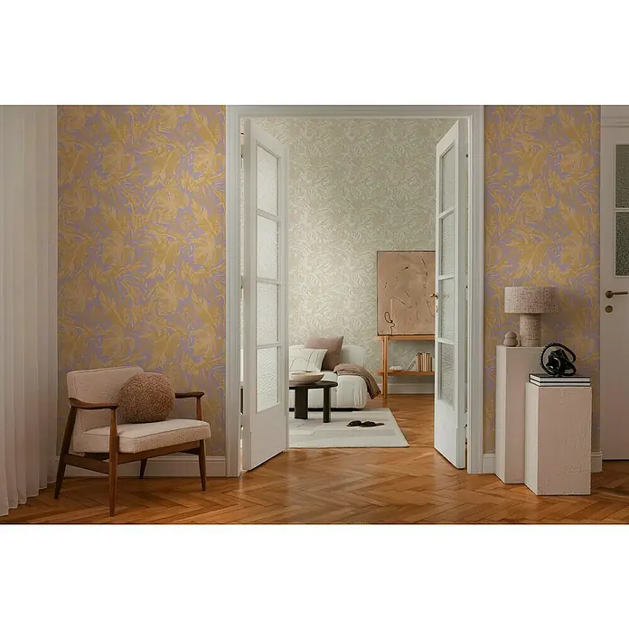 A.S. Création Cosmoliving by Cosmopolitan Vliestapete Blätter - Beige-Creme-Braun, Floral, 10,05 x 0,53 m - Einladendes Interieur mit einer offenen Tür, die den Blick auf einen gemütlichen Wohnbereich mit gemusterter Tapete freigibt.