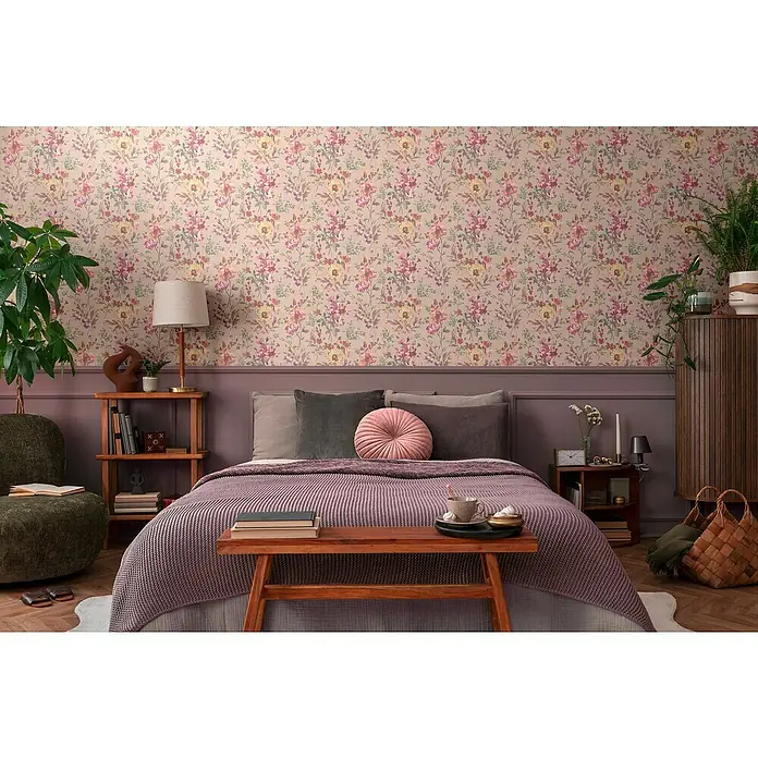 A.S. Création Cosmoliving by Cosmopolitan Vliestapete Blüten - Rosa-Metallic-Grün, Floral, 10,05 x 0,53 m - Elegantes Schlafzimmer mit floraler Tapete, lila Akzenten und warmen Holztönen für eine gemütliche Atmosphäre. Die Dekoration betont den entspannten Charakter.