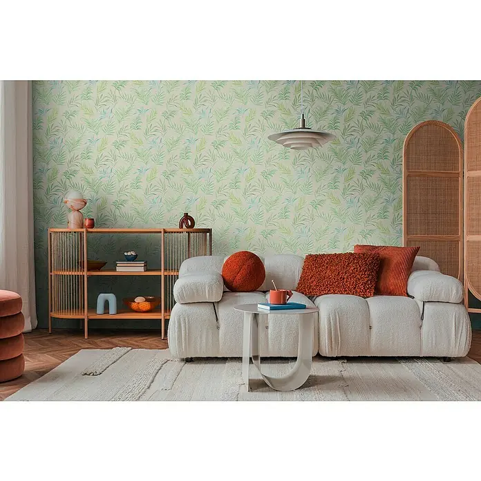 A.S. Création Cosmoliving by Cosmopolitan Vliestapete Ranken - Weiß-Grün-Blau, Floral, 10,05 x 0,53 m - Wohnzimmer mit weißem Sofa, Holzbücherregal und tropischer Tapete. Die Wohnzimmereinrichtung erzeugt eine warme und einladende Atmosphäre.