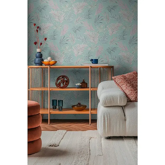 A.S. Création Cosmoliving by Cosmopolitan Vliestapete Ranken - Blau-Rosa-Grau, Floral, 10,05 x 0,53 m - Einrichten mit Stil: Dekoratives Regal mit tropischem Blättertapeten-Hintergrund, stilvoller Sofaecke und bequemen Poufs für ein gemütliches Ambiente.
