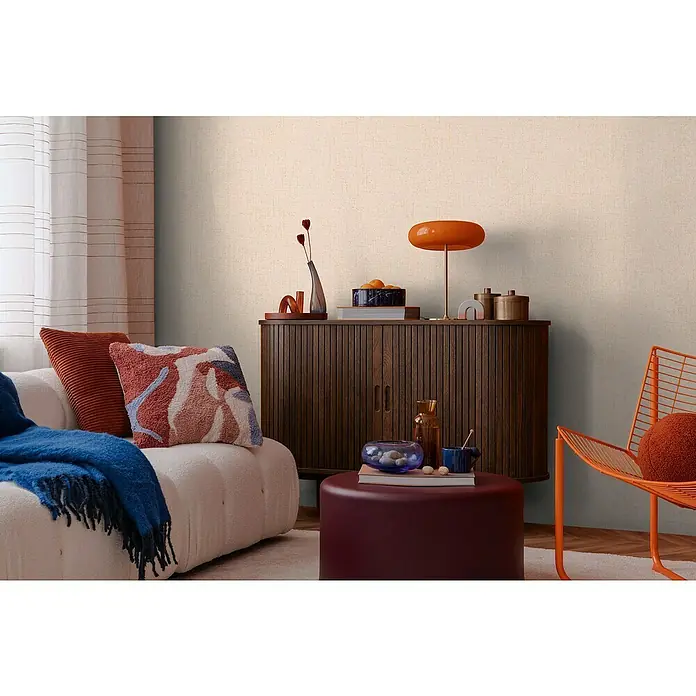 A.S. Création Cosmoliving by Cosmopolitan Vliestapete - Mittelbeige, Uni, 10,05 x 0,53 m - Stilvolles Wohnzimmer mit einem Akzent-Sideboard, das eine warme und einladende Atmosphäre schafft. Dekorative Elemente ergänzen das Möbelstück.