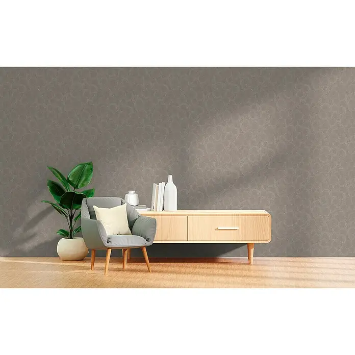 A.S. Création Hygge 3 Vliestapete Kreise - Braun-Beige-Grau, Grafisch, 10,05 x 0,53 m - Ein stilvolles Interieur mit einem hellen Holzschrank, einem bequemen Sessel und einer grünen Zimmerpflanze vor einer dezent gemusterten Wand.