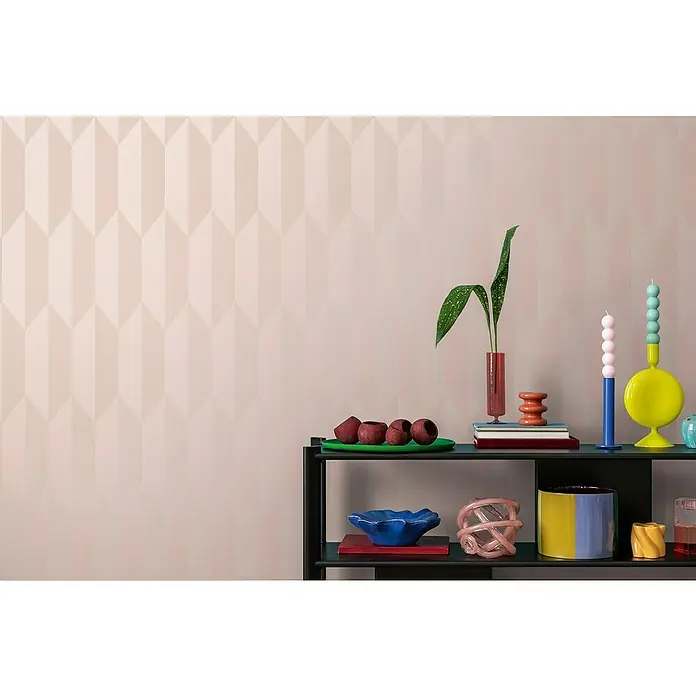 A.S. Création Cosmoliving by Cosmopolitan Vliestapete 3D-Grafik - Rosa-Metallic, Grafisch, 10,05 x 0,53 m - Nahaufnahme eines eleganten Regals mit stilvollen Dekorationsartikeln vor einer pastellfarbenen Wand mit geometrischem Muster.