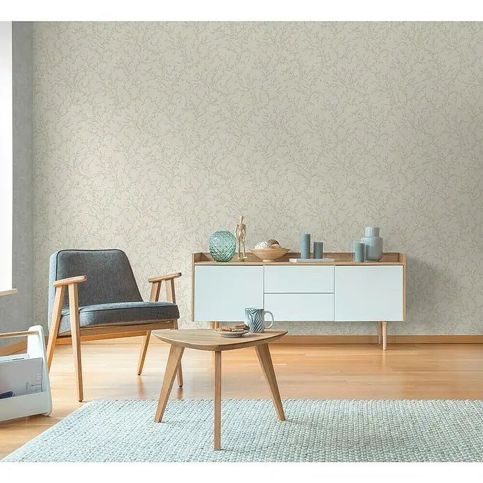 A.S. Création Hygge 3 Vliestapete Ranken - Creme-Grau, Floral, 10,05 x 0,53 m - Elegantes Interieur mit beigem Mustertapete, Sideboard, Sessel und Tisch mit Teppich für ein gemütliches Wohnambiente.