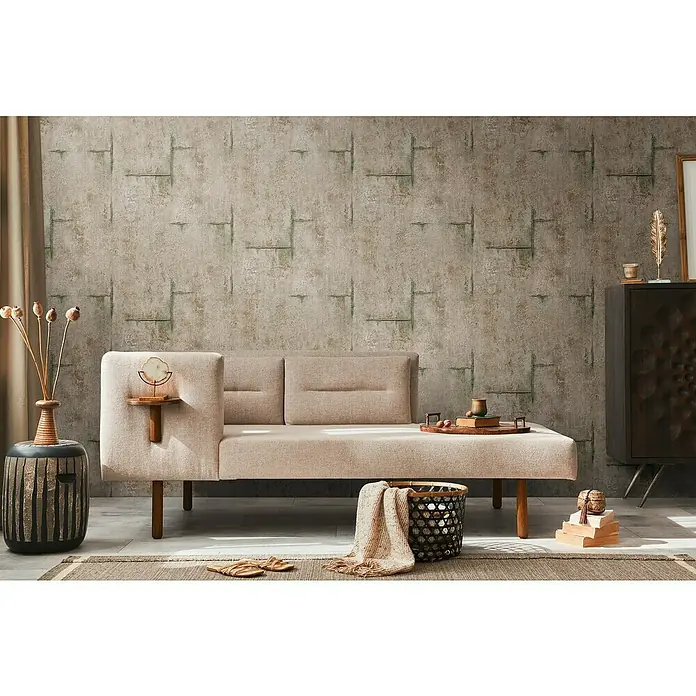 A.S. Création Cosmoliving by Cosmopolitan Vliestapete Beton - Braun-Grau-Grün, Betonoptik, 10,05 x 0,53 m - Elegantes beiges Sofa mit Holzbeinen, stilvoller Ablage und passenden Deko-Elementen in einem gemütlichen Wohnambiente.