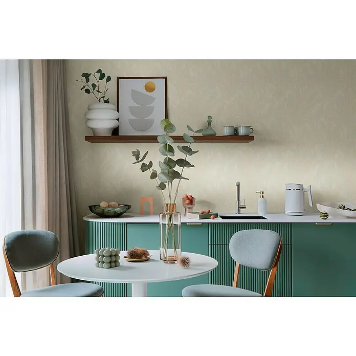 A.S. Création Cosmoliving by Cosmopolitan Vliestapete Blätter - Creme-Grau-Grün, Floral, 10,05 x 0,53 m - Die Nahaufnahme zeigt eine stilvolle Küche mit Esstisch und Stühlen, die eine gemütliche Atmosphäre schafft.