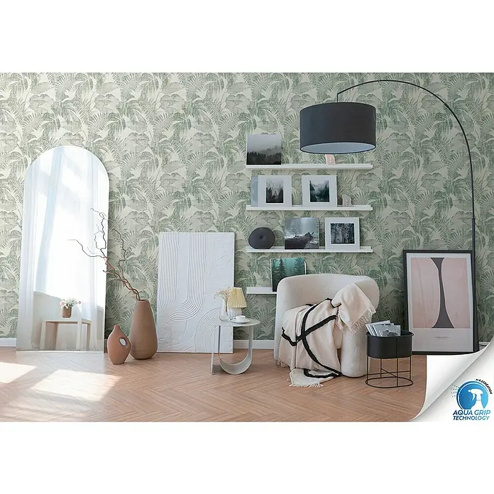 A.S. Création Designdrop Vliestapete Vintage-Farnblätter - Grün-Weiß, Floral, 10,05 x 0,53 m - Ein stilvolles Interieur mit einer Akzentwand, die mit einer Tapete mit tropischen Blättern bedeckt ist. Das Zimmer ist mit einer Stehlampe und dekorativen Regalen versehen.