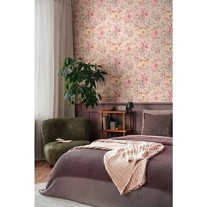 A.S. Création Cosmoliving by Cosmopolitan Vliestapete Blüten - Rosa-Metallic-Grün, Floral, 10,05 x 0,53 m - Elegantes Schlafzimmer mit blumiger Tapete, gemütlichem Sessel und einem stilvollen Bett mit Decke. Die Einrichtung strahlt Wärme und Behaglichkeit aus.