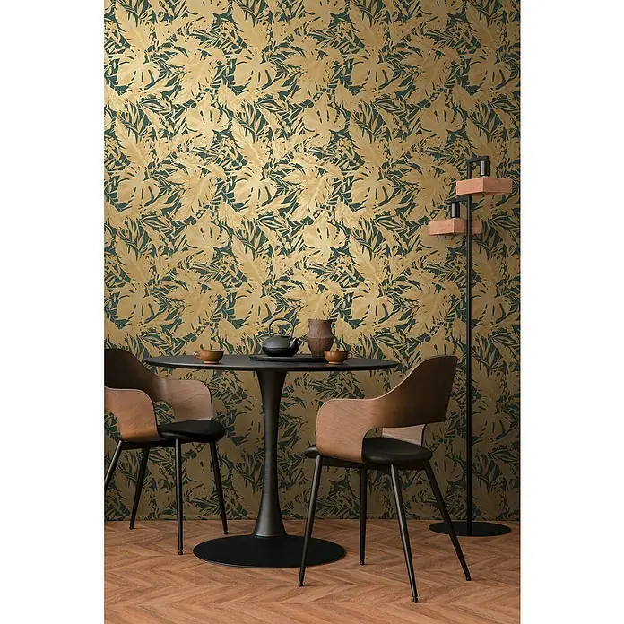 A.S. Création Cosmoliving by Cosmopolitan Vliestapete Blätter - Grün-Gold, Floral, 10,05 x 0,53 m - Ein Esstisch mit zwei Stühlen und floraler Tapete. Die Möbel sind modern gestaltet.