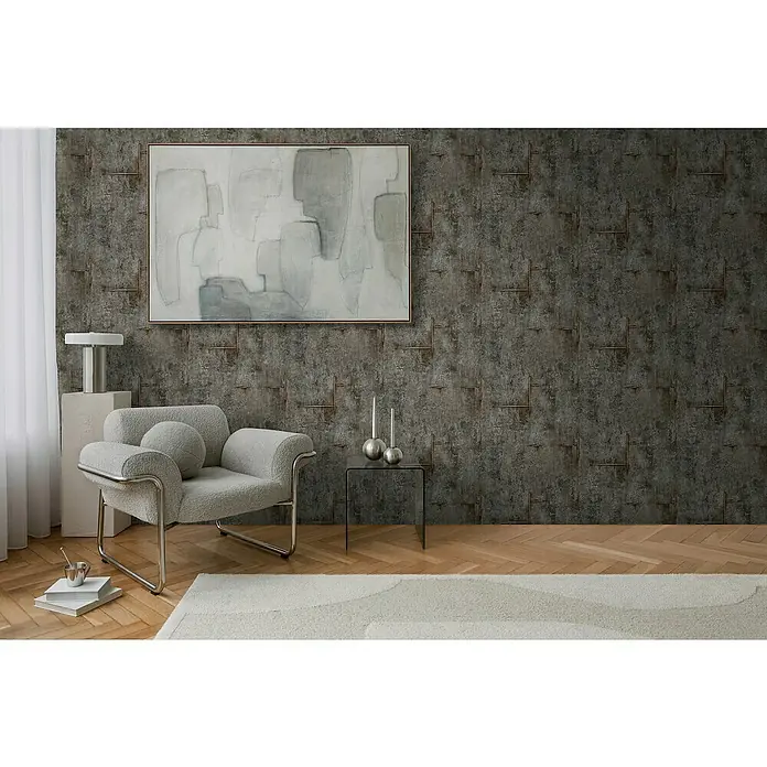 A.S. Création Cosmoliving by Cosmopolitan Vliestapete Beton - Grau-Braun-Schwarz, Betonoptik, 10,05 x 0,53 m - Elegantes Wohnzimmer mit einem hellgrauen Sessel mit Stahlrahmen, einem Kunstwerk und einem kleinen Tisch mit Dekoration.