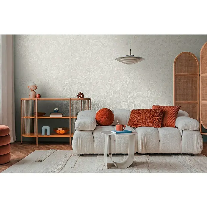 A.S. Création Cosmoliving by Cosmopolitan Vliestapete Ranken - Weiß-Creme, Floral, 10,05 x 0,53 m - Wohnzimmer mit stilvollem Sofa, dekorativem Regal und einem sanften Teppich, die eine gemütliche und einladende Atmosphäre schaffen.