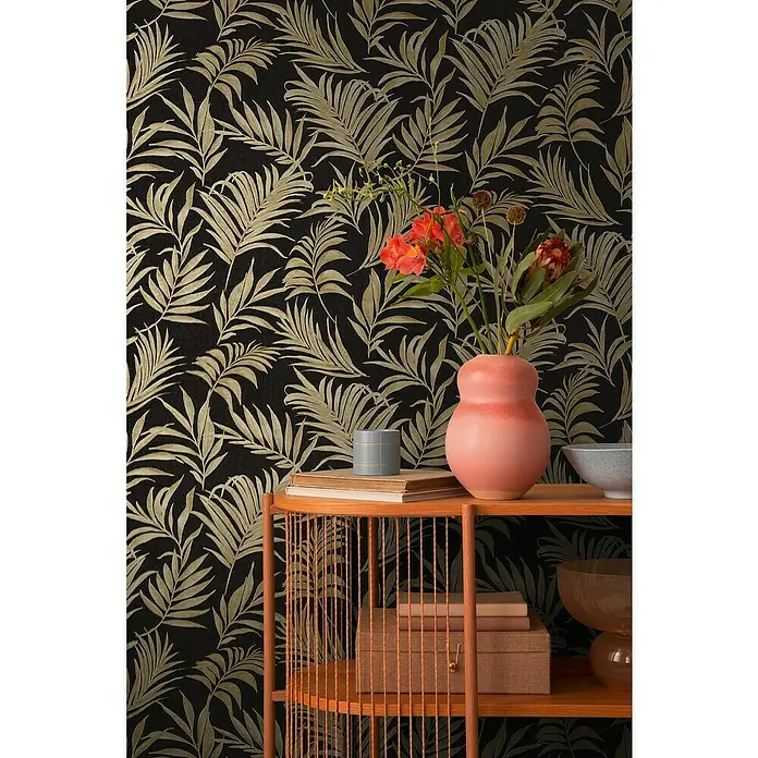 A.S. Création Cosmoliving by Cosmopolitan Vliestapete Ranken - Schwarz-Gold-Grün, Floral, 10,05 x 0,53 m - Elegante Dekoration mit einer rosafarbenen Vase und tropischem Blättertapeten-Hintergrund, die eine warme und einladende Atmosphäre schafft.