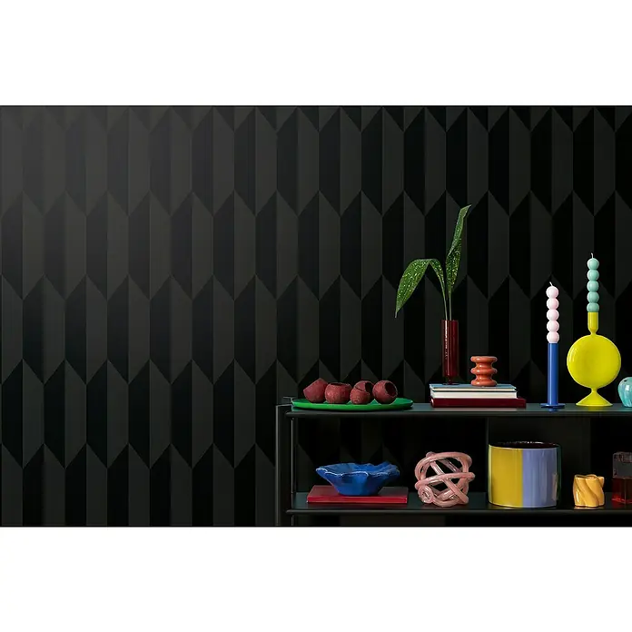 A.S. Création Cosmoliving by Cosmopolitan Vliestapete 3D-Grafik - Schwarz-Metallic, Grafisch, 10,05 x 0,53 m - Nahaufnahme von Dekoartikeln auf einem schwarzen Regal mit einer strukturierten, dunklen Tapete im Hintergrund. Die bunten Deko-Objekte stechen hervor.