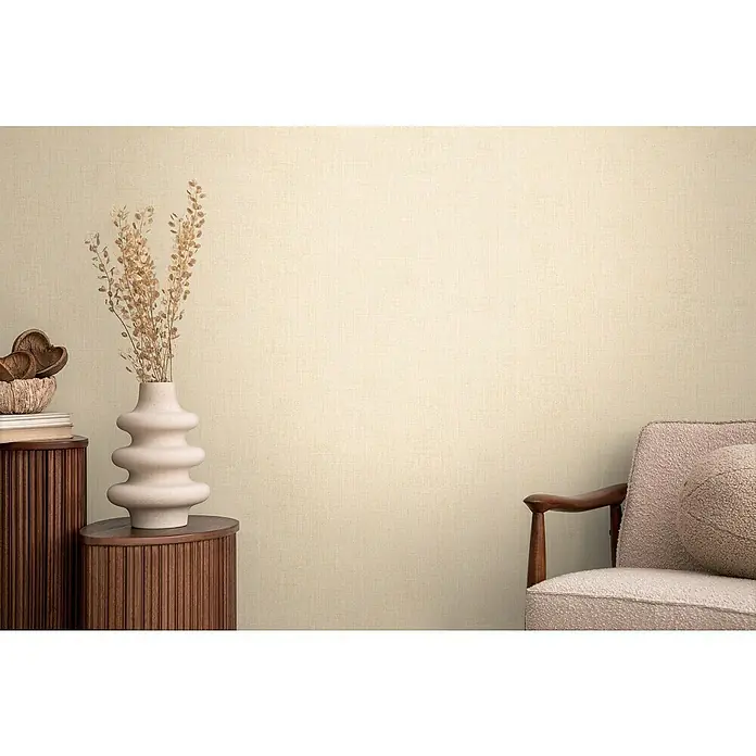 A.S. Création Cosmoliving by Cosmopolitan Vliestapete - Beige II, Uni, 10,05 x 0,53 m - Nahaufnahme eines Ziertisches mit einer Vase und einem Stuhl, der eine gemütliche Raumecke mit Textur und Stil schafft.