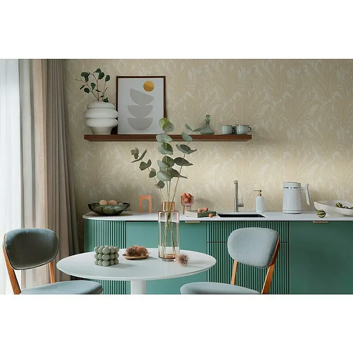 A.S. Création Cosmoliving by Cosmopolitan Vliestapete Blättergrafik - Beige-Creme-Braun, Floral, 10,05 x 0,53 m - Nahaufnahme eines modernen Esszimmers mit einem runden Tisch, Stühlen und einem stilvollen Sideboard mit Dekorationsgegenständen.