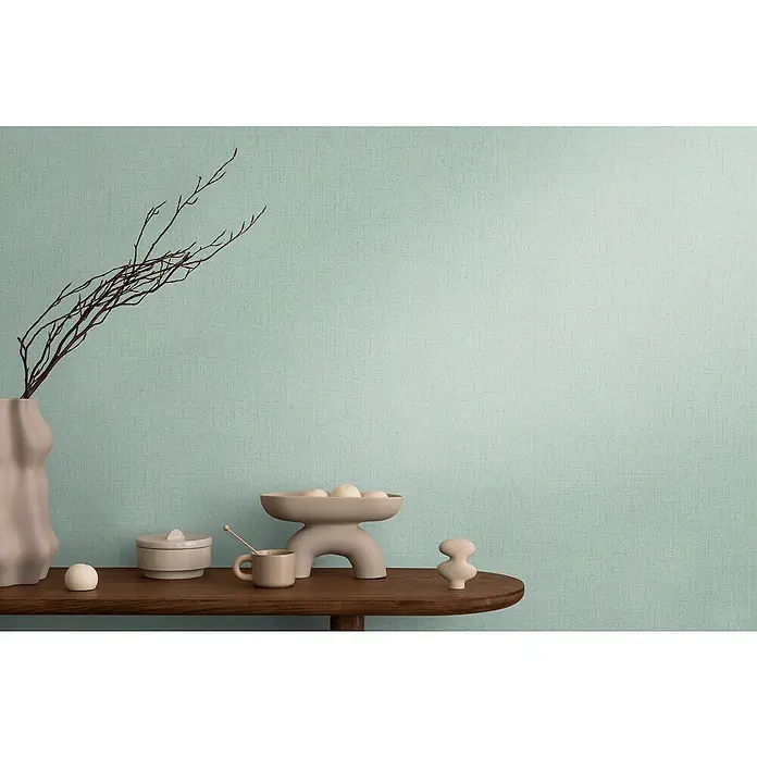 A.S. Création Cosmoliving by Cosmopolitan Vliestapete - Türkis meliert, Uni, 10,05 x 0,53 m - Elegantes Stillleben mit Keramikvase, Schale mit Kugeln, Teetasse und Holztablett vor einem hellblauem Hintergrund.