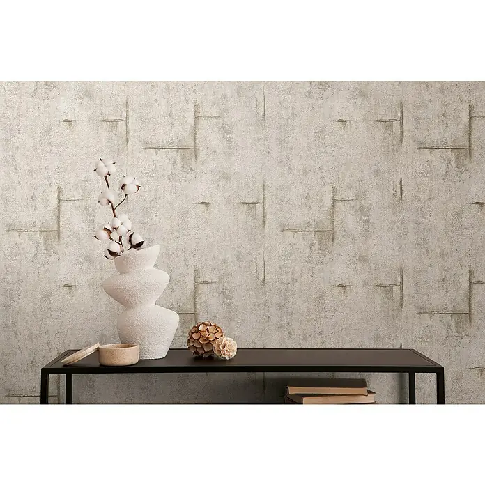 A.S. Création Cosmoliving by Cosmopolitan Vliestapete Beton - Grau-Braun-Weiß, Betonoptik, 10,05 x 0,53 m - Nahaufnahme einer eleganten Wand mit auffälligem Reliefmuster und geschmackvoller Dekoration.