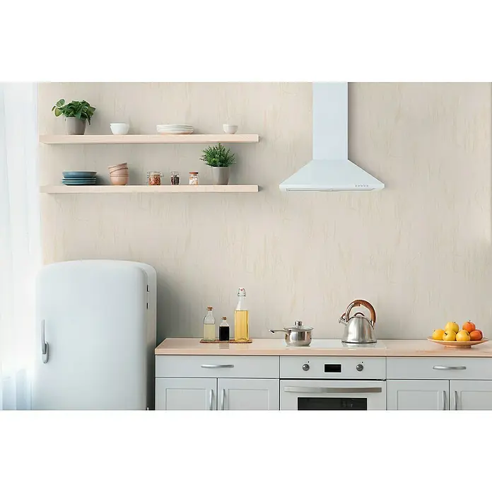 A.S. Création Hygge 3 Vliestapete Floral - Beige-Creme, Floral, 10,05 x 0,53 m - Ein heller Küchenbereich mit Regalen, Dunstabzugshaube, Kühlschrank und Kochutensilien, der eine freundliche und einladende Atmosphäre bietet.