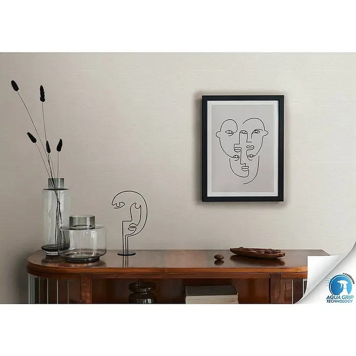 A.S. Création Designdrop Vliestapete - Cremegrau, Uni, 10,05 x 0,53 m - Elegantes Interieur mit minimalistischer Wandkunst, stilvollen Vasen und einem dekorativen Sideboard. Die ruhige Farbpalette schafft eine entspannende Atmosphäre.