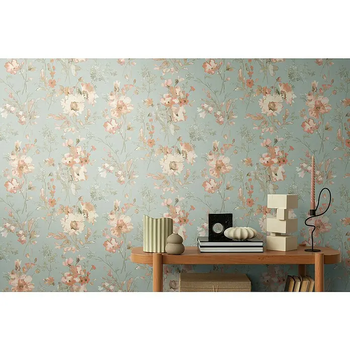 A.S. Création Cosmoliving by Cosmopolitan Vliestapete Blüten - Blau-Grau-Rosa, Floral, 10,05 x 0,53 m - Dekoratives Interieur mit blumiger Tapete in sanften Farben, stilvollen Accessoires und einem eleganten Kerzenständer für eine gemütliche Atmosphäre.