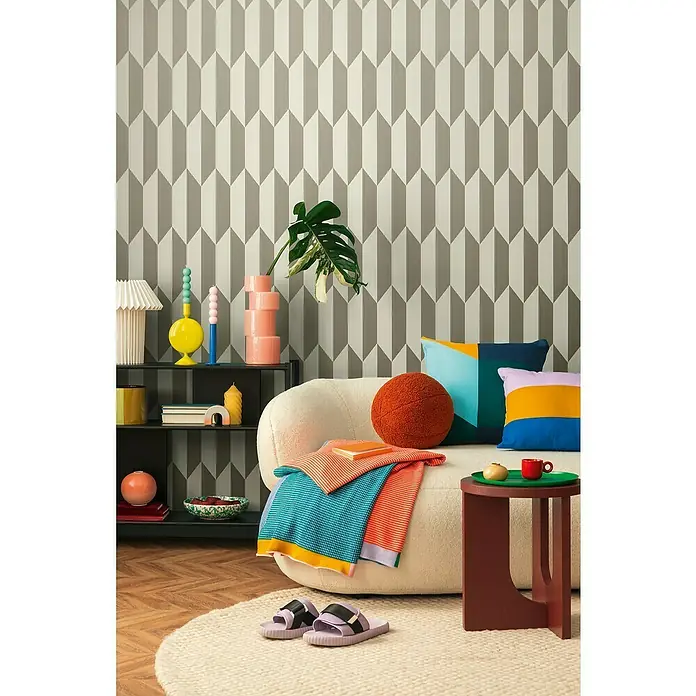 A.S. Création Cosmoliving by Cosmopolitan Vliestapete 3D-Grafik - Silber-Metallic-Braun, Grafisch, 10,05 x 0,53 m - Wohnraum mit geometrischer Tapete, farbenfrohen Accessoires und bequemen Möbeln.