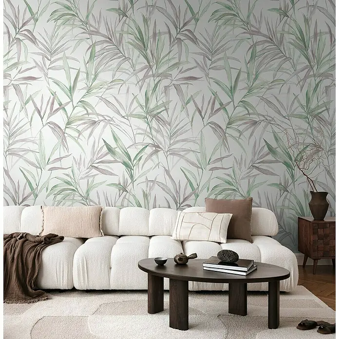 A.S. Création Cosmoliving by Cosmopolitan Fototapete Florales Allover-Motiv - B x H: 159 x 280 cm, Vlies - Wohnzimmer mit einem weißen Sofa, einem dunklen Holztisch und einem botanischen Wandbild mit Pflanzenmotiven.