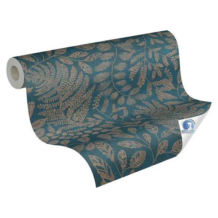 A.S. Création Designdrop Vliestapete Blätter - Blau-Kupfer, Floral, 10,05 x 0,53 m - Detailaufnahme einer Rolle dunkelblau-goldener Vliestapete mit Blättermuster, die sich durch ihre Aqua Grip Technologie auszeichnet.