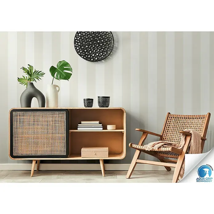 A.S. Création Designdrop Vliestapete - Creme-Beige, Streifen, 10,05 x 0,53 m - Einrichtungsidee mit einem Holzschrank mit Rattantür, einem Holzstuhl mit Decke und Deko.