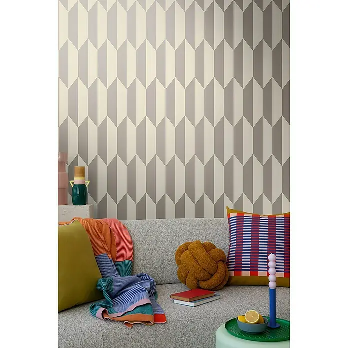 A.S. Création Cosmoliving by Cosmopolitan Vliestapete 3D-Grafik - Creme-Metallic, Grafisch, 10,05 x 0,53 m - Ein gemütliches Wohnzimmer mit einem stilvollen geometrischen Tapetenmuster in Grau- und Beigetönen als Blickfang.