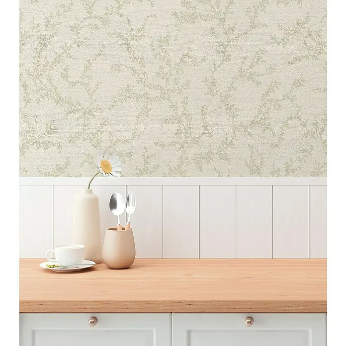 A.S. Création Hygge 3 Vliestapete Ranken - Creme-Grau, Floral, 10,05 x 0,53 m - Nahaufnahme einer Küchentheke mit Geschirr, Tasse und Vase vor einer floralen Tapete, die eine gemütliche Atmosphäre schafft.