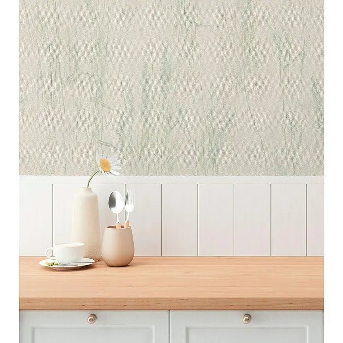 A.S. Création Hygge 3 Vliestapete Floral - Creme-Blau-Grün, Floral, 10,05 x 0,53 m - Dekoratives Stillleben mit Geschirr und Blume vor einer Wand mit floralem Muster.