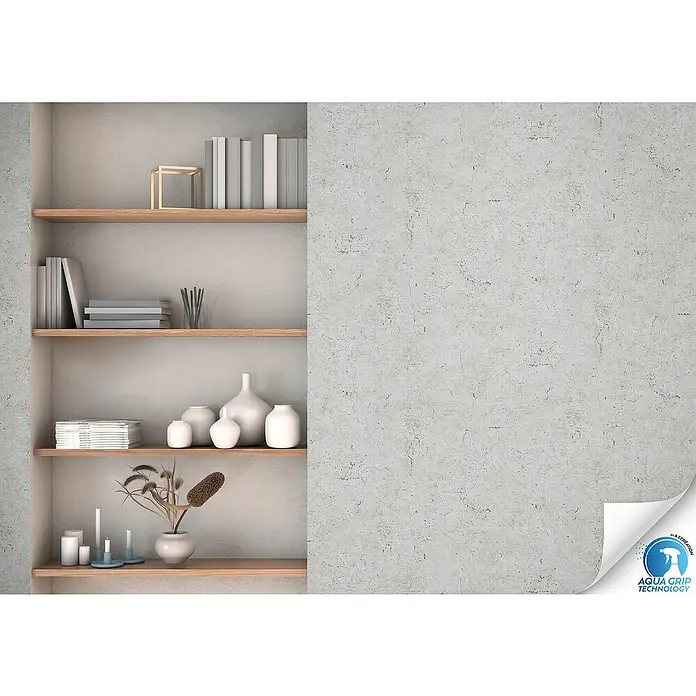 A.S. Création Designdrop Vliestapete Beton - Grau, Betonoptik, 10,05 x 0,53 m - Ein Regal mit Deko-Elementen vor einer grauen Wand mit dem Aqua Grip Technology Logo in der unteren rechten Ecke.